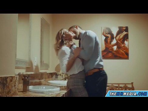 ❤️ Quandu una bionda tettona ti seduce in un bagnu publicu Pornografia dura à noi ❤